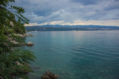 Otel insanlar ve sahil gri yağışlı yaz renkli gün deniz kenarı tatil beldesi şehir bölgesi dönüm