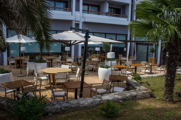 Ruhige Leere Moderne Hotelgarten Mit Holzmöbeln Palmen Und Weißen Sonnenschirmen — Stockfoto
