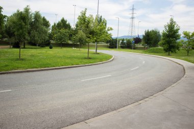 boş beton araba yol açık yeşil sokak