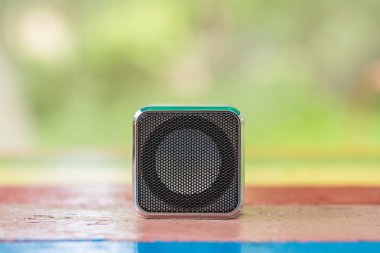 modern müzik kavramı sütun küçük yüksek sesle hoparlöre ahşap renkli masa ve odaklanmamış geçmiş Kopyala veya metin için boş alan ile