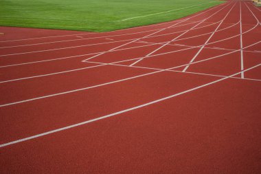 yolları yeşil çim futbol sahası stadyum spor uzayda yakınındaki işaretleme beyaz ile kırmızı koşu parkuru arka plan doku