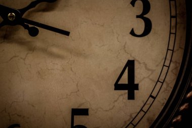 Duvar saatleri eski vintage Gotik kavramı numaraları şekli ve kopya veya metin için boş alan ile saat el Bej renkli arka plan üzerinde monte.