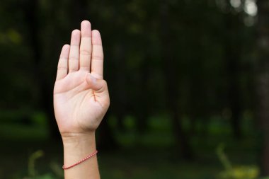 işaret ve sembolleri dactyl alfabe el tarafından Engelli dilsiz ve sağır insanlar kavramı ile kişi ve parmakları ile kopya veya odaklanmamış koyu arka plan üzerinde metin için boş alan için