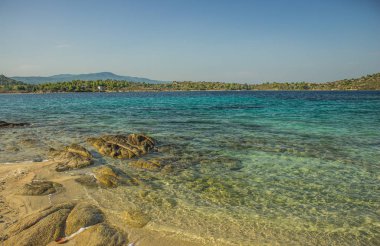 deniz lagün canlı renkli Akuamarin renk su görünümü ile pitoresk tropikal vahşi sahne manzara kum ve kayalık plaj