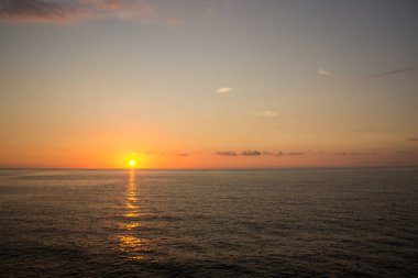 sakinlik huzur manzara gün batımı yatay güneş turuncu su yüzey ve metin