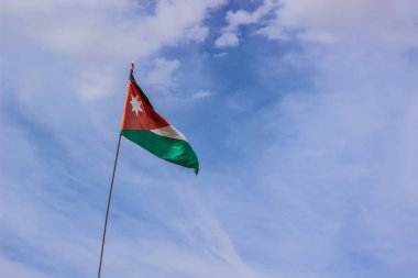 Dramatik bulutlu mavi gökyüzü arka plan işaret ve sembolleri kavramı metin yazabileceğiniz boş kopya ile Ürdün bayrağı