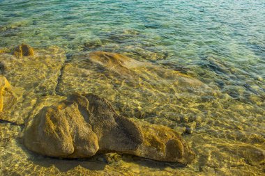 Hava vahşi plaj arka plan manzara kavramı kayalık deniz kıyısında'deki canlı renkli taşlar 