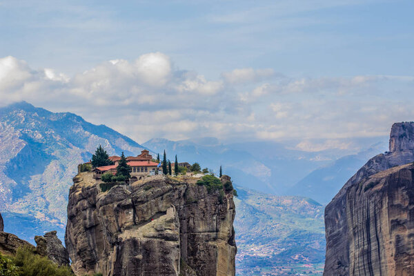 живописная высокогорная пустыня одинокое место для цивилизации с древним монастырским религиозным зданием на вершине крутой скалы природа пейзажи горной среды в Греции ландшафт
 