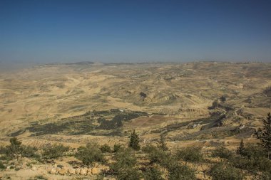 Toprak ve mavi gökyüzü arasında ufuk şerit tahta ile Ürdün çöl havadan sahne manzara kum taş doğa çevre 
