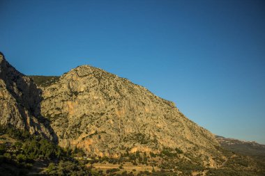 çıplak dağ ve Orman Parkı açık doğa ortamı altında
