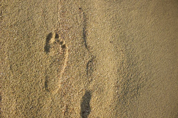 Menselijke Voetafdruk Een Strand Zand Textuur Gele Achtergrond Behang Patroon — Stockfoto