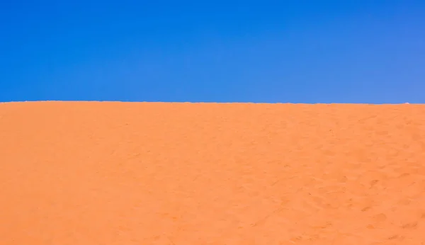 Eenvoudige Achtergrond Landschap Landschap Van Levendige Kleurrijke Zandduinen Lege Blauwe — Stockfoto