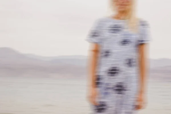 Αφηρημένη Εστιασμένη Γυναικεία Σιλουέτα Σώμα Ελαφρύ Φόρεμα Εξωτερική Φυσικό Περιβάλλον — Φωτογραφία Αρχείου
