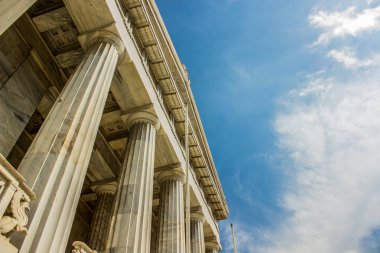 antika mermer tapınak bina Antik Yunanistan zaman Roma mimarisi nesne altında beyaz sütunlar ön planda arka plan modeli kavramı kontrast mavi gökyüzü arka plan, kopya alanı