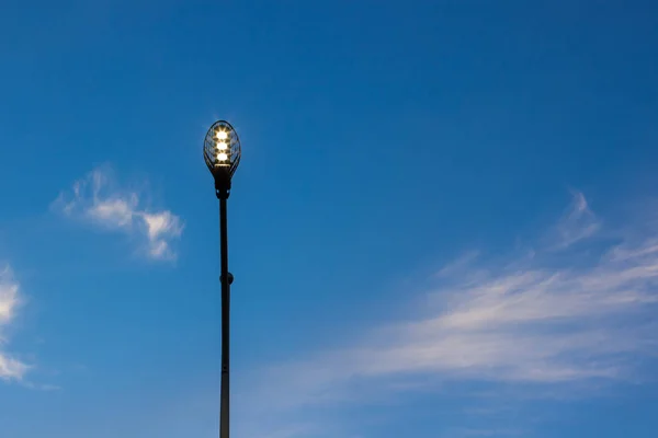 Lanterna Strada Illuminazione Gialla Dal Basso Sulla Sera Cielo Blu — Foto Stock
