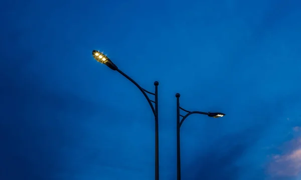 Straßenlaterne Gelbe Beleuchtung Von Unten Abend Blauer Himmel Hintergrund Stadt — Stockfoto
