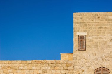 Orta Doğu Jaffa eski şehir yakınındaki Tel Aviv Israil Orta Çağ Binası geometrik şekil arka plan doku sarı pencere ve canlı mavi gökyüzü 