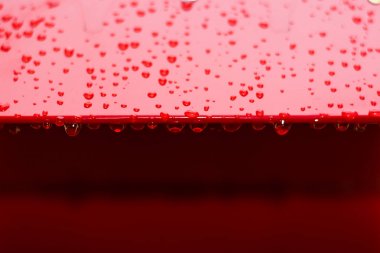 Yağmurdan sonra yeni kırmızı metal yüzey tarzı dış nesne modern kavram damlama damla