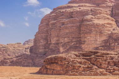 Tunus çöl dik yüksek çıplak dağ kayalar ile pitoresk manzara manzara 