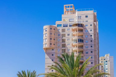 mavi gökyüzü ve palmiye ağaçları ile kırmızı Deniz Parkı açık yaz alanı yakın Güney Orta Doğu bölgesinde ortak yüksek daire Binası, iyi canlı kavramı, kopya alanı