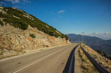 bahar boş doğa dağ yol manzara renkli sahne sürüş yol 