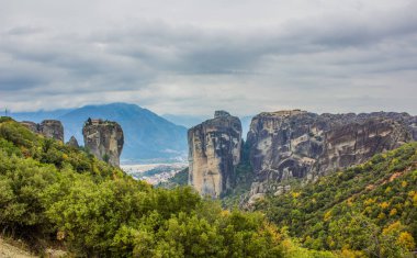 güzel dağ açık Yunan doğal doğa ortamında kayalar üstüne Yaylası Hıristiyan manastır binalar pitoresk Panorama fotoğrafçılığı 