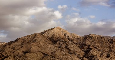 Orta Doğu Ürdün Wadi Rum çöl ve bulutlu gökyüzü, coğrafi ve günlük gezegen resim konsepti dramatik doğal dağ sırt çıplak kum taş kayalar pitoresk Panorama manzara