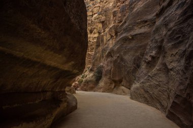 dik kaya duvarları arasında yürüyüş için Kanyon yolu dar yol yolu