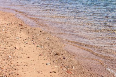 yumuşak mavi renkli nehir su yüzeyi boyunca kum ve taş plaj perspektif kıyı sakinleştirici doğal manzara