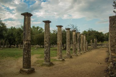 Peloponnese yarımadasında park açık alanda güney Avrupa kesiminde antik şehir antik Yunan taş bina, yumuşak odak sütunları sokak yolu nesneleri