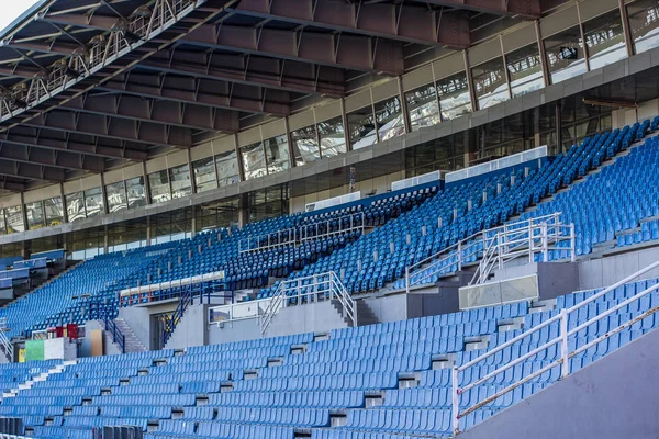 Fußballstadion Mit Leeren Blauen Tribünen — Stockfoto