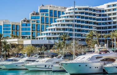 Orta Doğu modern şehir liman beyaz ulaşmak çevre pahalı yatlar ve otel daire yaz tatili, Eilat İsrail 