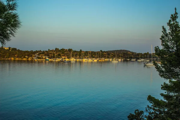 Akşam Sessiz Doğal Ortamda Yüzeyinde Yatlar Ile Deniz Koyu Sakinleştirici — Stok fotoğraf