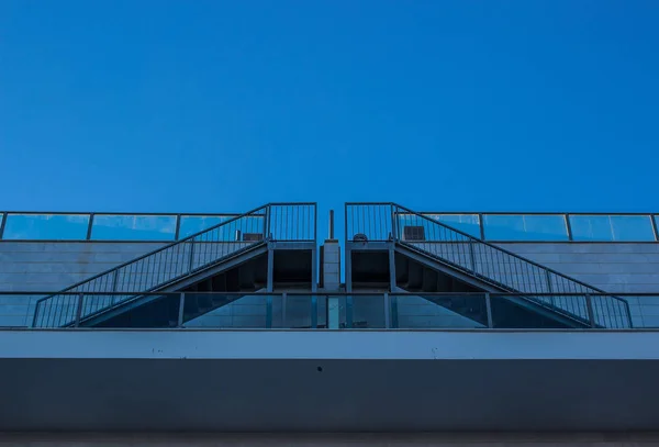 Gebäude Oben Symmetrie Feuertreppe Rohre Konstruktion Mit Geländer Zaun Abenddämmerung — Stockfoto