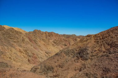 kuru çöl doğal manzara vahşi ve tehlikeli kayalık dağlar çorak çevre hiçbir şey ve kimse ile 