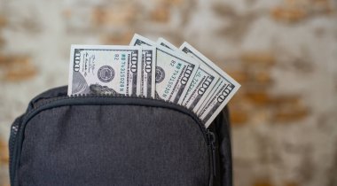 kopya veya metin için boş alan ile odaklanmamış bulanık soyut beyaz ve kahverengi duvar kağıdı arka plan çanta cebinde para dolar banknotlar