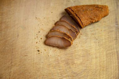 Ermeni geleneksel lezzetli çanak basturma jerky et dilimleri ahşap kesme domuzları, kopya veya metin için boş alan ile gıda arka plan kavramı fotoğraf