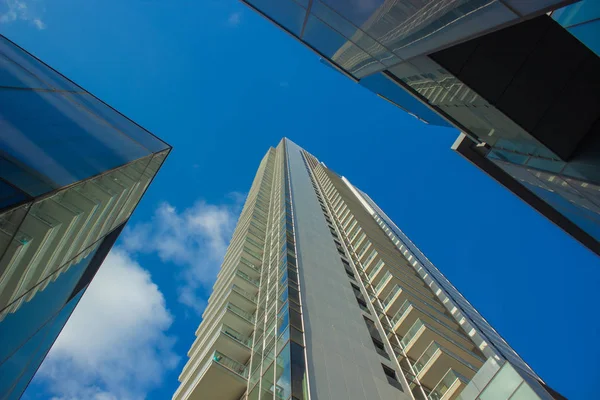 Rascacielos Desde Abajo Cielo Azul Fondo Urbano Ciudad Moderna Punto — Foto de Stock