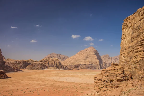 Wadi Rum Jordan Vista Panorâmica Paisagem Deserto Com Vale Cercado — Fotografia de Stock