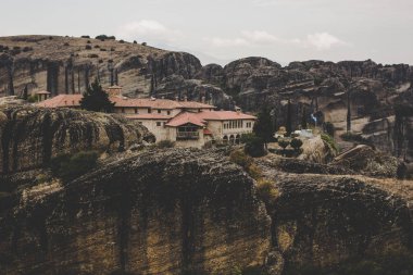 bulutlu yağmurlu sonbahar sezonu hava zaman hacılar ve inananlar için dramatik dağ manzara ve yayla ortodoks manastır binası kutsal yer hedef 