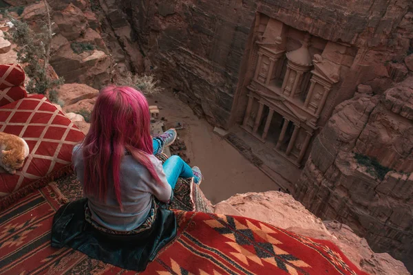 Pembe Saçlı Seyahat Kadın Kanyon Uçurumun Kenarında Kameraya Geri Oturan — Stok fotoğraf