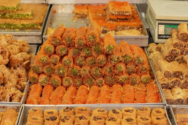 いくつかのベーカリーで東部市場カウンターでバクラバ甘いおいしい不健康な食品 — ストック写真