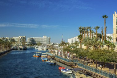 güzel dönüm noktası yaz tatil hedef palmiye ve otel daireleri rıhtım yakın gemi ve yatlar ile Kızıldeniz körfezi liman bölgesinin en güney İsrail şehri Eilat renkli kentsel görünümü 
