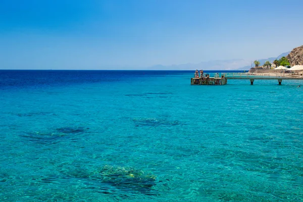 豪华度假村海岸线红海中东风景景观与木制码头和休息的人 珊瑚在底部 — 图库照片