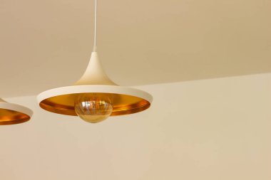 kopya veya metin için pastel ışık duvar ve çatı arka plan boş alan asılı avize lamba minimalizm iç ortam