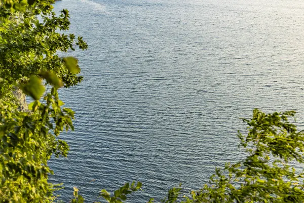 Leicht Gewelltes Und Wellenförmiges Seewasser Hintergrund Natürlichem Rahmen Aus Grünen — Stockfoto