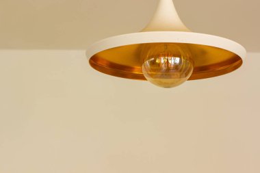 kopya veya metin için boş alan ile pastel duvar arka plan minimalizm iç ortam resmi sarı ampul ile asılı lamba 