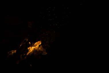 yangın alevler ivedi hareket turuncu doğal aydınlatma derin siyah karanlıkta, kopya veya metin için boş alan ile rahat campfire arka plan duvar kağıdı deseni 
