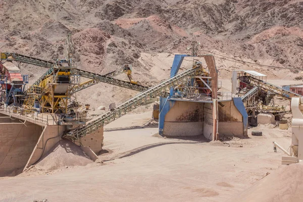 sıcak kirli çevre bölgesinde insan yapımı Orta Doğu çöl ocağı endüstriyel kazma vinçler ve makineleri çalışmıyor 