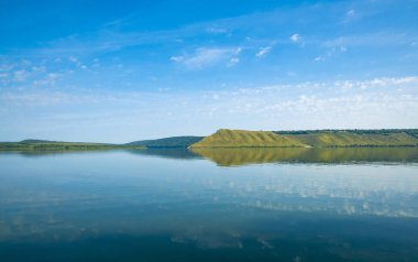 Yeşil tepe toprakları ve pürüzsüz sakin su yüzeyi ile Ukrayna sahne manzara ekolojik çevre Dinyester nehri Doğu Avrupa milli parkı rezervasyon